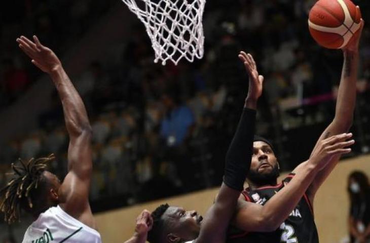 Pebasket Indonesia Marques Bolden (tengah) melakukan 'lay up' ke ring tim nasional Arab Saudi dalam laga babak penyisihan Grup A FIBA Asia Cup 2022 di Istora Gelora Bung Karno, Senayan, Jakarta, Selasa (12/7/2022). ANTARA FOTO/Aditya Pradana Putra/rwa.