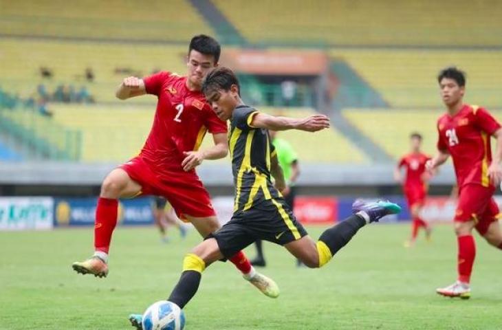 Potret aksi pemain Timnas Malaysia U-19 saat mengalahkan Vietnam U-19 3-0 di semifinal Piala AFF U-19 2022. (Instagram/famalaysia)