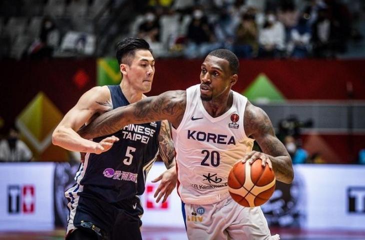 Pemain tim nasional bola basket Korea Selatan Ra Gun-ah (kanan) berusaha melepaskan diri dari kawalan pebasket Taiwan Liu Cheng dalam pertandingan lanjutan Grup B Piala FIBA Asia 2022 di Istora Gelora Bung Karno, Senayan, Jakarta, Kamis (14/7/2022). (ANTARA/HO-FIBA Asia)