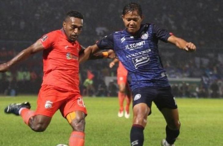 
Pemain Arema FC, Adam Alis (kanan) berusaha merebut bola yang dikuasai pesepakbola Borneo FC Samarinda, Terens Puhiri dalam laga final Piala Presiden 2022 di Stadion Kanjuruhan, Malang, Jawa Timur, Kamis (14/7/2022) malam. [ANTARA FOTO/Ari Bowo Sucipto]