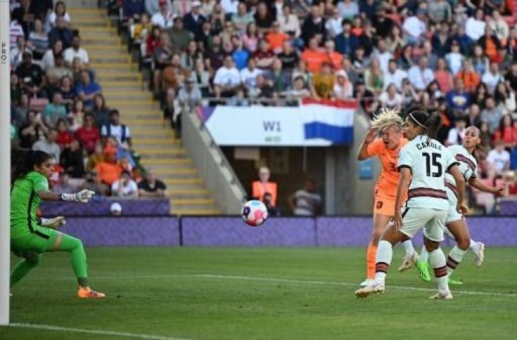 Pemain timnas wanita Belanda, Stefanie van der Gragt mengalami momen sial karena wajahnya kena tendang saat tampil di Euro Wanita 2022. (AFP)