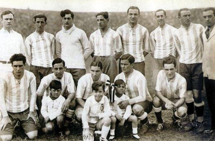 Pelatih Timnas Argentina, Juan Jose Tramutola (paling kanan) saat tampil di Piala Dunia 1930. (Twitter)