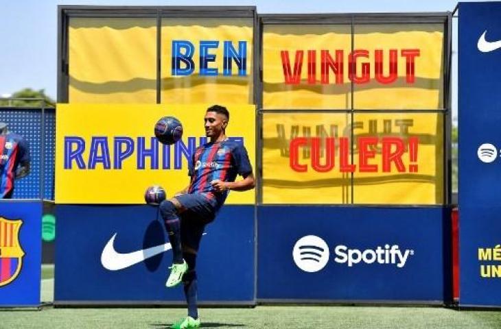 Raphinha diperkenalkan sebagai pemain baru Barcelona. (AFP)