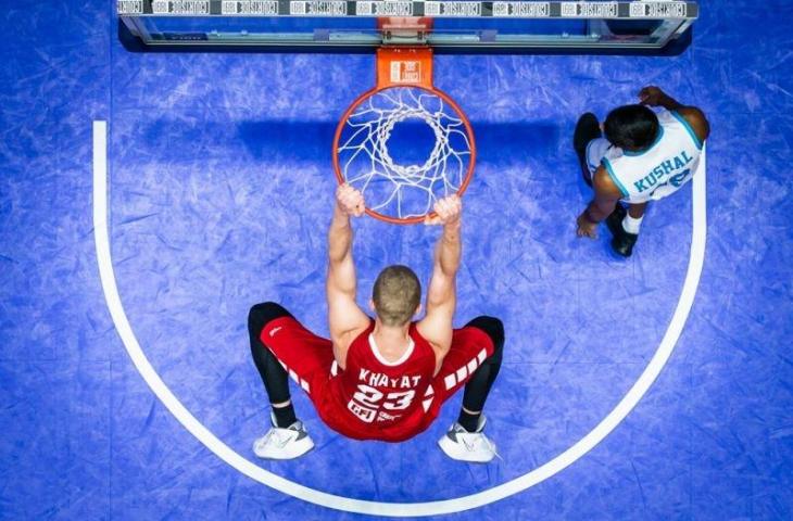 Yousef Khayat melakukan slam dunk dan tercatat sebagai pencetak skor terbanyak membawa Lebanon menang telak 104-63 atas India pada laga terakhir penyisihan Grup D di Istora GBK, Senayan, Jakarta, Minggu (17/7/2022). (ANTARA/HO-FIBA Asia Cup 2022)