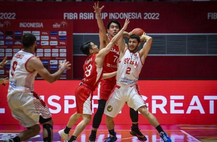 Pebasket Suriah Elias Azrie (kanan) berusaha melewati hadangan pebasket tim nasional Jepang dalam laga babak penyisihan Grup C FIBA Asia Cup 2022 di Istora Gelora Bung Karno, Senayan, Jakarta, Jumat (15/7/2022). ANTARA FOTO/Galih Pradipta/foc. (ANTARA FOTO/GALIH PRADIPTA)