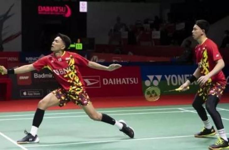 Pebulu tangkis ganda putra Indonesia Fajar Alfian (kiri) dan Muhammad Rian Ardianto (kanan) mengembalikan kok ke ganda putra Malaysia Goh V Shem/Low Juan Shen pada babak kualifikasi Daihatsu Indonesia Masters 2022 di Istora Senayan, Jakarta, Selasa (7/6/2022). ANTARA FOTO/Muhammad Adimaja/foc.