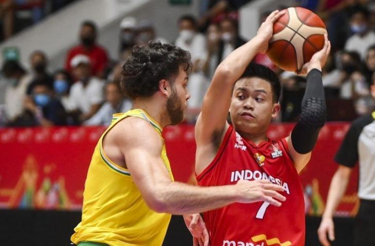 Pebasket Indonesia Andakara Prastawa Dhyaksa (kanan) berusaha melewati hadangan pebasket Australia William Mcdowell-White (kiri) dalam babak penyisihan Grup A FIBA Asia Cup 2022 di Istora Gelora Bung Karno, Senayan, Jakarta, Sabtu (16/7/2022). . ANTARA FOTO/Galih Pradipta/wsj (