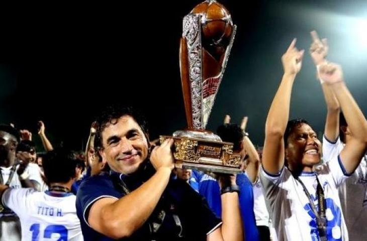 Pelatih Arema FC, Eduardo Almeida mengangkat trofi saat berselebrasi usai mengalahkan Borneo FC Samarinda dalam leg kedua final Piala Presiden 2022 di Stadion Segiri, Samarinda, Kalimantan Timur, Minggu (17/7/2022). [ANTARA FOTO/ Sahid Setiawan]