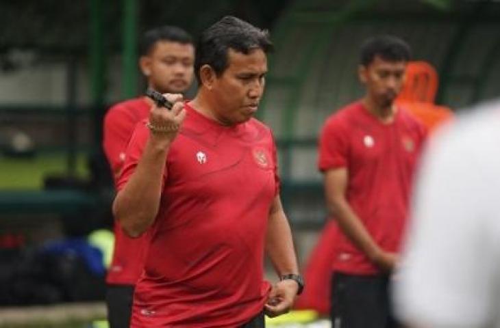 Pelatih Timnas Indonesia U-16 Bima Sakti saat memimpin anak asuhannya berlatih (Dok. PSSI).