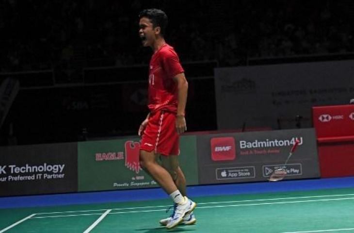 Momen Anthony Sinisuka Ginting banting raket usai sabet gelar juara Singapore Open 2022. (AFP)