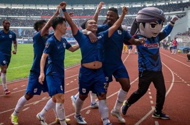 Pemain PSIS Semarang, Wawan Febrianto (tengah) melakukan selebrasi bersama rekan timnya seusai mencetak gol ke gawang Bhayangkara FC saat pertandingan perempat final Piala Presiden 2022 di Stadion Jatidiri Semarang, Jawa Tengah, Minggu (3/7/2022).[ANTARA FOTO/Aji Styawan/foc]