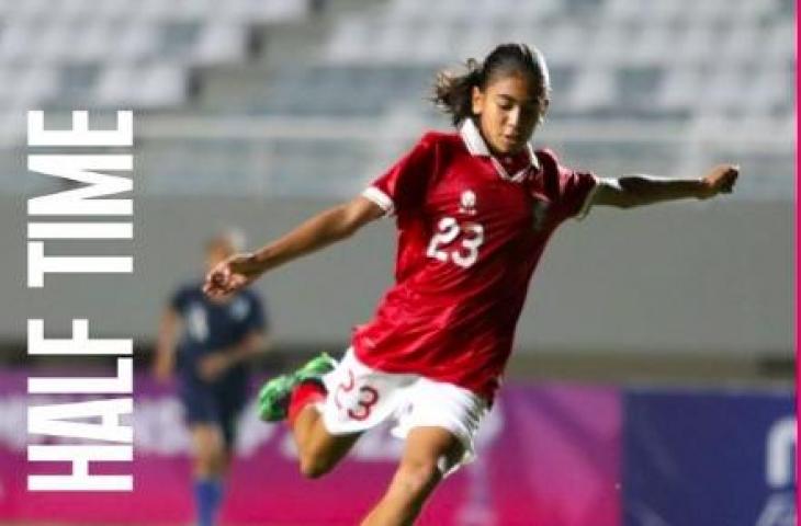 Aksi pemain Timnas Putri Indonesia U-18, Claudia Scheunemann saat cetak gol ke gawang Singapura di Piala AFF Putri U-18 2022. (PSSI)