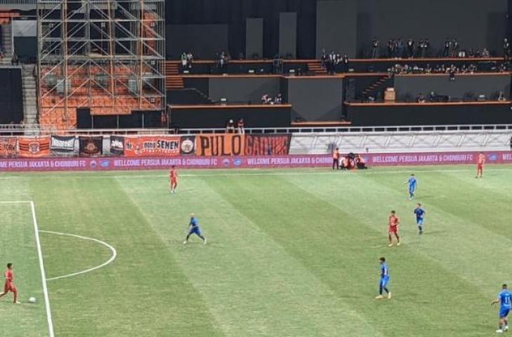 Klub Liga 1 Indonesia Persija (berseragam merah-merah) berlaga melawan tim Liga Thailand Chonburi FC pada laga persahabatan saat grand launchinh Stadion Internasional Jakarta (JIS), Jakarta, Minggu (24/7/2022). Pertandingan itu berakhir dengan skor 3-3. (Antara/Michael Siahaan)