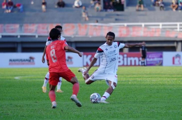 Aksi Dendi Santoso saat Arema FC kalah 0-3 lawan Borneo FC di Liga 1 2022/2023. (Dok. Arema FC)