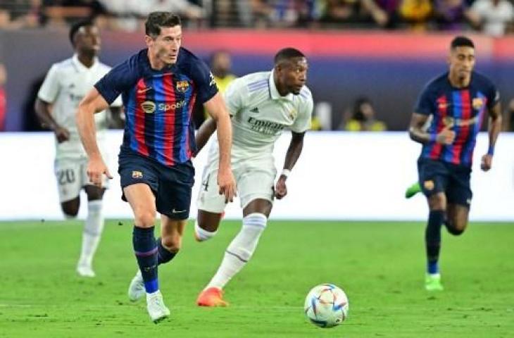 Aksi penyerang Barcelona, Robert Lewandowski saat laga uji coba melawan Real Madrid di pramusim. (AFP)