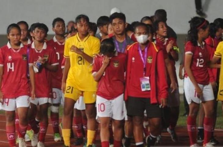 Timnas putri Indonesia U-18 tampak tertunduk lesu setelah tumbang dengan skor 0-3 kontra Thailand dalam fase penyisihan Grup A Piala AFF-U18 Putri 2022, di stadion Gelora Sriwijaya Jakabaring, Palembang, Sumatera Selatan, Kamis (28/7/2022) (ANTARA FOTO/ Feny Selly)