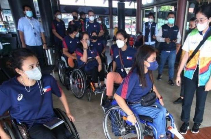 Sejumlah atlet ASEAN Para Games 2022 dari Filipina didampingi petugas PT Angkasa Pura II bersiap pindah pesawat untuk melanjutkan penerbangan ke Solo di Terminal 2 Bandara Soekarno Hatta, Tangerang, Banten, Selasa (26/7/2022). ANTARA FOTO/Muhammad Iqbal/rwa. (ANTARA FOTO/MUHAMMAD IQBAL)