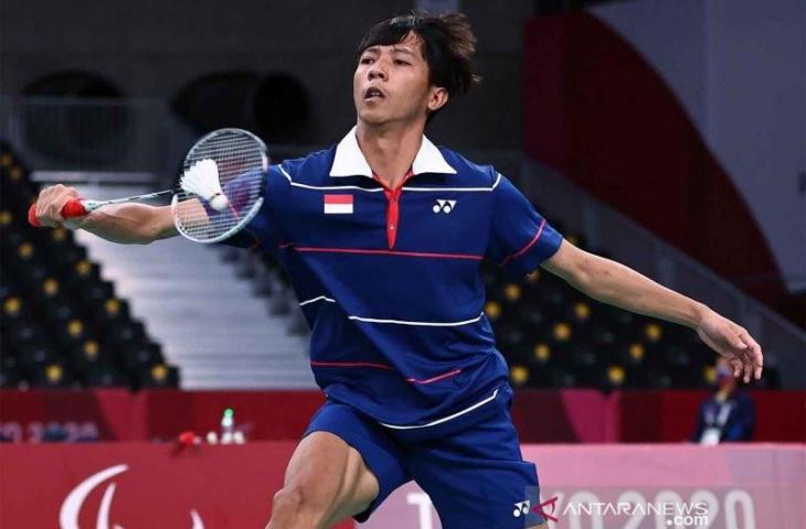 Pebulutangkis tunggal putra Dheva Anrimusthi bertanding melawan pebulutangkis Polandia Bartlomiej Mroz pada penyisihan grup Paralimpiade Tokyo 2020 di Yoyogi National Stadium, Tokyo, Jepang, Jumat (3/9/2021). ANTARA