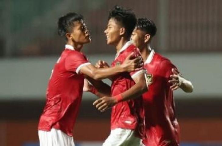 Pemain Timnas Indonesia U-16 Arkhan Kaka Putra Purwanto dan rekannya saat lawan Filipina. (Instagram/@pssi)