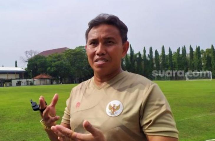 Bima Sakti saat ditemui seusai latihan timnas Indonesia U-16 jelang lawan Singapura U-16 di Lapangan UNY, Yogyakarta (Suara.com/Arif Budi)