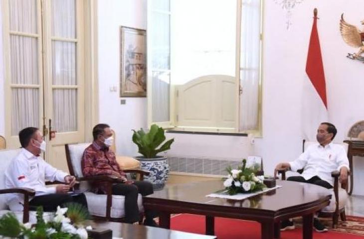 Presiden Joko Widodo (Jokowi) bertemu dengan Menpora Zainudin Amali dan Ketua Umum PSSI Mochamad Iriawan di Istana Negara, Rabu (3/8/2022). (Dok. Kemenpora).