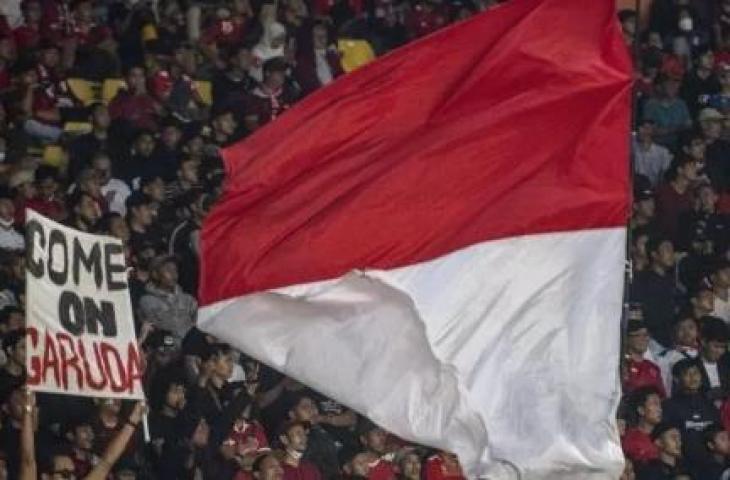 Suporter Timnas Indonesia mengibarkan bendera Merah Putih saat laga persahabatan FIFA di Stadion Si Jalak Harupat, Kabupaten Bandung, Jawa Barat, Rabu (1/6/2022). Pertandingan Indonesia melawan Bangladesh berakhir dengan skor 0-0. ANTARA FOTO/M Agung Rajasa/nz