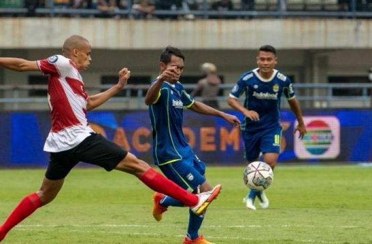 Pesepak bola Madura United Cleberson (kiri) berusaha menghadang pesepak bola Persib Bandung Frets Butuan (kedua kiri) saat pertandingan BRI Liga 1 di Stadion Gelora Bandung Lautan Api, Bandung, Jawa Barat, Sabtu (30/7/2022). [ANTARA FOTO/M Agung Rajasa/hp]