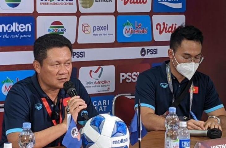 Pelatih tim nasional U-16 Vietnam Nguyen Quoc Tuan (kiri) memberikan pernyataan kepada media usai memimpin skuadnya menghadapi Thailand pada laga semifinal Piala AFF U-16 2022 di Stadion Maguwoharjo, Sleman, Yogyakarta, Rabu (10/8/2022). Pertandingan itu dimenangkan Vietnam 2-0 yang membuat mereka berhak lolos ke final turnamen. (Antara/Michael Siahaan)