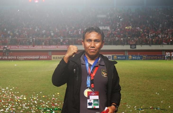 Pelatih Timnas Indonesia U-16, Bima Sakti, usai meraih trofi juara Piala AFF U-16 2022. (www.mxkc.sbs/Irwan Febri Rialdi)