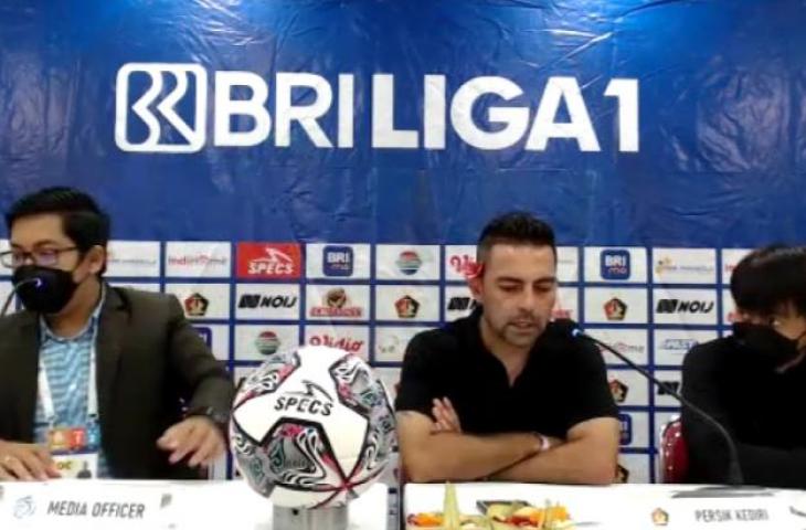 Pelatih Persik Kediri Javier Roca (tengah) didampingi pemain Risna Prahalabenta (kanan) berbicara pada sesi konferensi pers virtual seusai pertandingan melawan Bhayangkara FC pada pekan ke-21 Liga 1 di Stadion Kapten I Wayan Dipta, Gianyar, Bali, Jumat (28/1/2022). (ANTARA/Aldi Sultan)