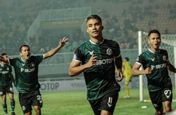 Pemain asing Persikabo 1973, Gustavo Freire (ketiga dari kiri) dan rekan-rekannya melakukan selebrasi usai mencetak gol ke gawang Persebaya Surabaya dalam laga pekan pembuka BRI Liga 1 2022/2023 di Stadion Pakansari, Cibinong, Bogor, Senin (25/7/2022). [Instagram/@officialpersikabo]