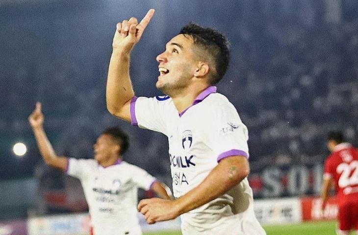 Selebrasi Ezequiel Vidal usai mencetak gol ke gawang Persis Solo. (Instagram/@persita.official)