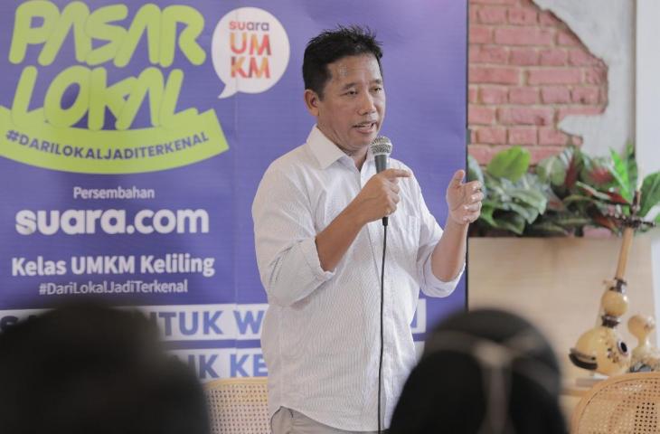 Pemimpin Redaksi Suara.com, Suwarjono, saat berbicara di salah satu sesi Kelas UMKM di Bandung, Kamis, 11 Agustus 2022, dalam rangkaian program "Pasar Lokal Suara UMKM" yang resmi diluncurkan pada Senin (15/8/2022) secara virtual oleh Menteri Koperasi & UKM Teten Masduki. [Suara.com]