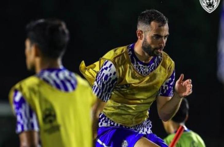 Aksi Jordi Amat saat ikut sesi latihan Johor Darul Ta’zim jelang tampil di Liga Champions Asia. (Twitter/@OfficialJohor)