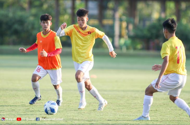 Timnas Vietnam U-16 latihan di Lapangan Yogyakarta International School (YIS). Dok. VFF