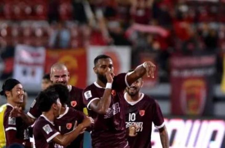 Pesepak bola PSM Makassar Yuran Fernandes (kedua kanan) berselebrasi bersama rekannya usai mencetak gol ke gawang Kedah Darul Aman Malaysia saat pertandingan Semifinal zona ASEAN Piala AFC 2022 di Stadion Kapten I Wayan Dipta, Gianyar, Bali, Selasa (9/8/2022). ANTARA FOTO/Fikri Yusuf/aww.