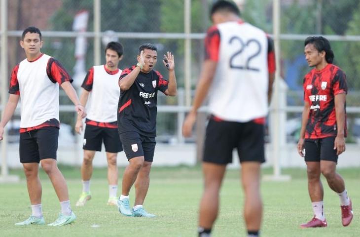 Rasiman (tengah) carateker Persis Solo. (dok.Liga Indonesia Baru)