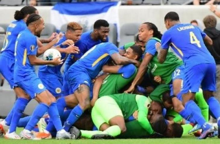 Para pemain Timnas Curacao merayakan gol Jurien Gaari (bawah) pada pertandingan sepak bola babak pertama Piala Emas Concacaf Grup B antara Jamaika dan Curacao di Los Angeles pada 25 Juni 2019. (Frederic J. BROWN / AFP)