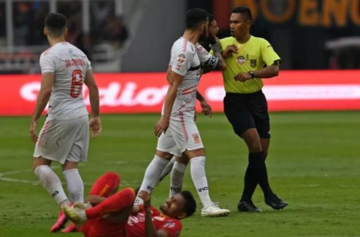 Ilustrasi: Pemain Borneo FC Diego Michiels (kedua kanan) memprotes keputusan wasit Sance Lawita dalam pertandingan pekan pertama Shopee Liga 1 2020 melawan Persija Jakarta di Stadion Utama Gelora Bung Karno (SUGBK), Jakarta, Minggu (1/3/2020). Persija menang dengan skor 3-2. ANTARA FOTO/Aditya Pradana Putra/wsj.