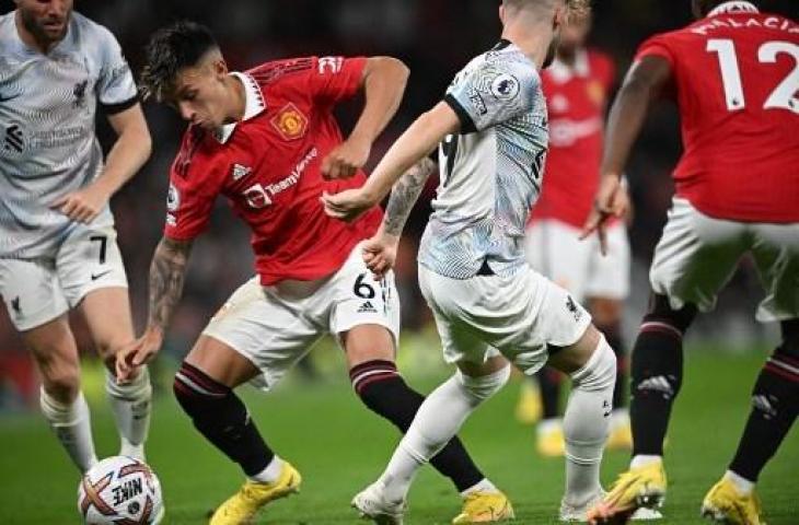 Aksi Lisandro Martinez saat Manchester United kalahkan Liverpool 2-1 pada pekan ketiga Liga Inggris. (AFP)