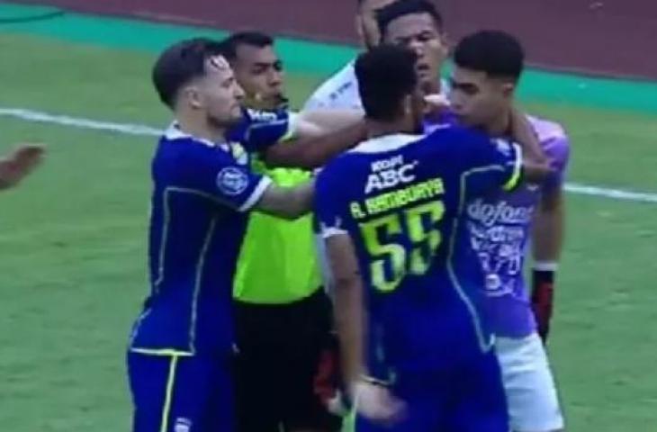 Ricky Kambuaya ribut dengan Nadeo Argawinata di laga Persib Bandung vs Bali United. (Tangkapan layar Twitter)