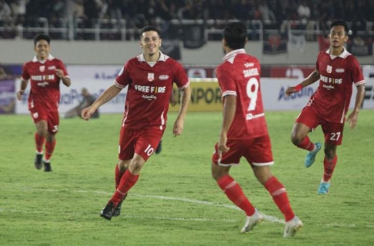 Gelandang Persis Solo, Alexis Messidoro merayakan gol ke gawang Madura United dalam lanjutan pekan keenam BRI Liga 1 2022/2023 di Stadion Manahan, Selasa (23/8/2022). [Suara.com/Ronald Seger Prabowo]