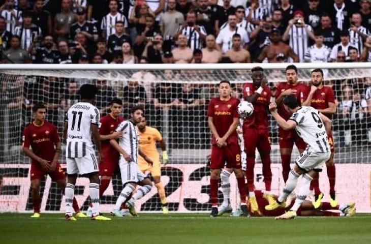 Aksi Dusan Vlahovic cetak gol saat Juventus ditahan imbang AS Roma 1-1 di pekan ketiga Liga Italia 2022/2023. (AFP)