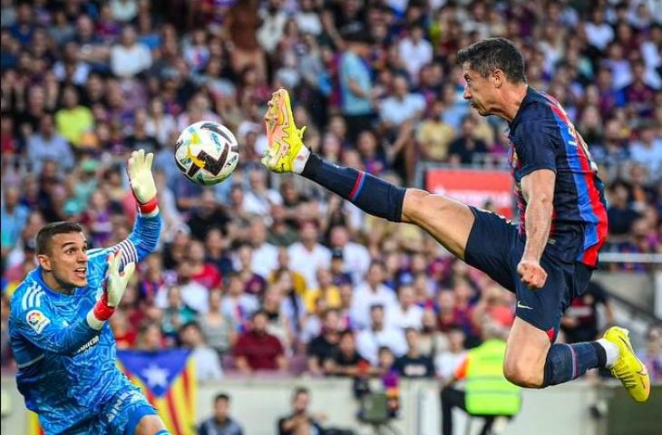 Momen Robert Lewandowski cetak gol saat Barcelona kalahkan Real Valladolid 4-0. (Twitter)