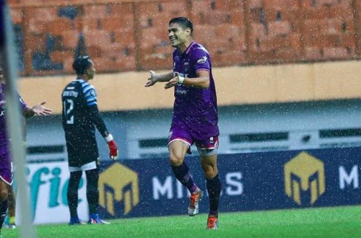 Selebrasi Ramiro Fergonzi usai cetak gol saat Persita Tangerang kalahkan Bhayangkara FC 3-2 di Liga 1 2022. (Instagram/persita.official)