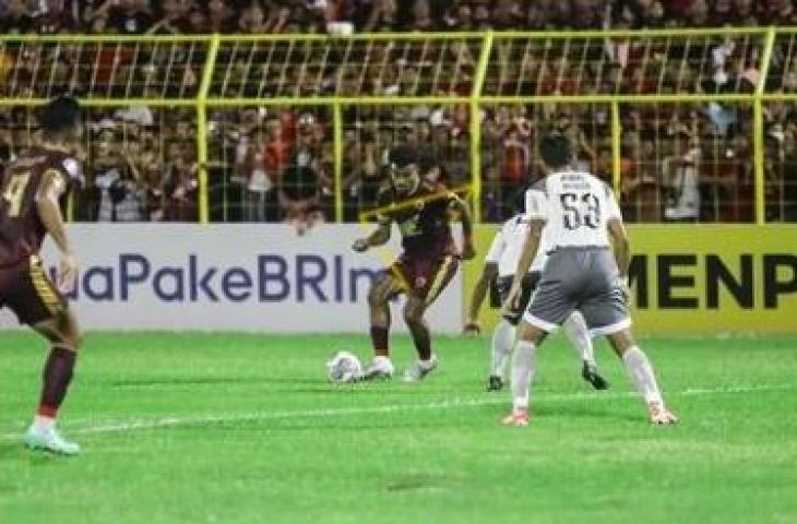 Aksi Yakob Sayuri saat PSM Makassar lumat Persib Bandung 5-1 di Liga 1 2022. (Instagram/psm_makassar)