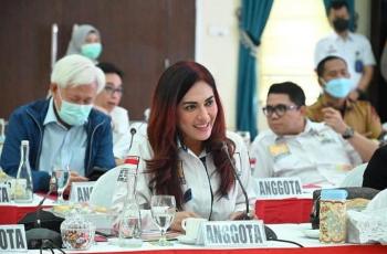 Siap Mentoring Pemain Naturalisasi, Intip 6 Potret Sari Yulianti, Anggota DPR yang Tetap Cantik di Usia 46 Tahun