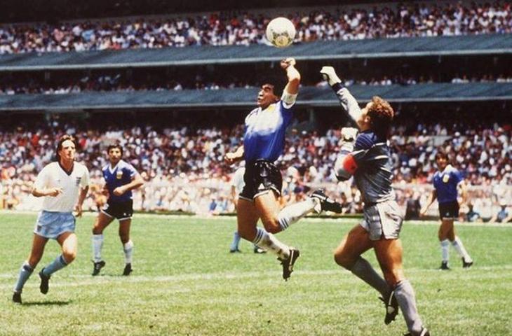 Momen gol tangan Tuhan Diego Maradona. (Dok. FIFA)