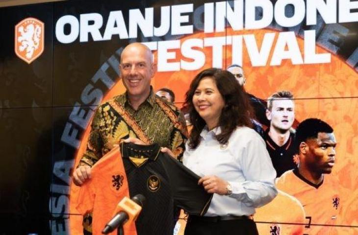 Sekjen KNVB Gijs de Jong (kiri) dan Wasekjen PSSI Maaike Ira Puspita (kanan) saat konferensi pers di Stadion Utama Gelora Bung Karno, Senayan, Jakarta. (Dok. Oranje Indonesia).