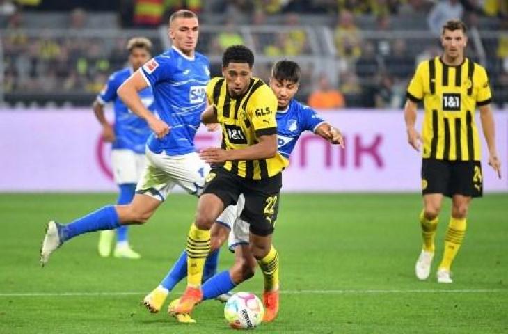 Aksi Jude Bellingham saat Borrusia Dortmund tundukkan Hoffenheim 1-0 dalam lanjutan Liga Jerman 2022/2023. (AFP)